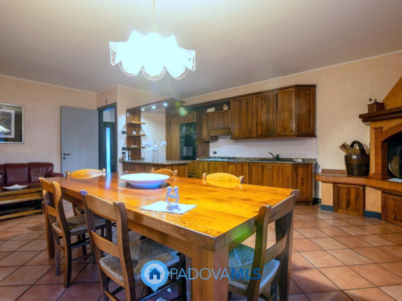 Immobile in esclusiva al Gruppo Padova MLS

In tranquillo quartiere residenziale, villa singola d...