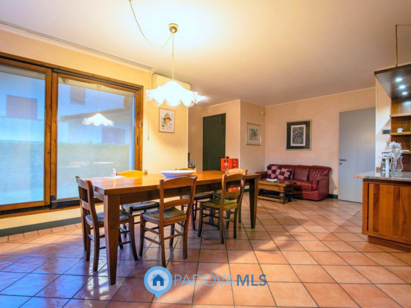 Immobile in esclusiva al Gruppo Padova MLS

In tranquillo quartiere residenziale, villa singola d...