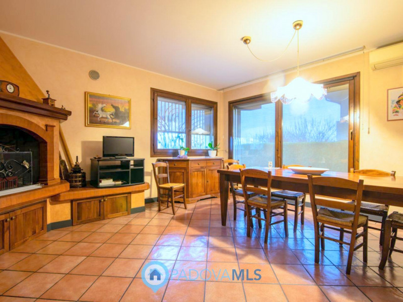Immobile in esclusiva al Gruppo Padova MLS

In tranquillo quartiere residenziale, villa singola d...