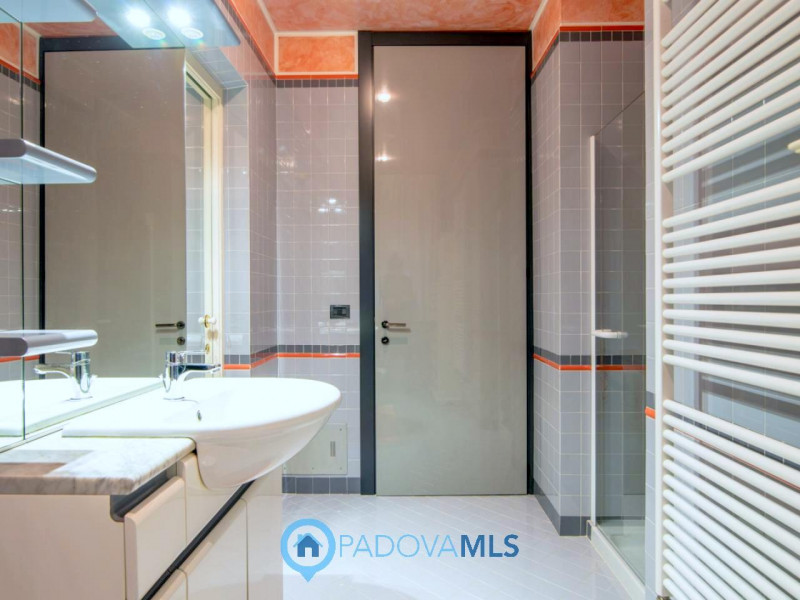 Immobile in esclusiva al Gruppo Padova MLS

In tranquillo quartiere residenziale, villa singola d...
