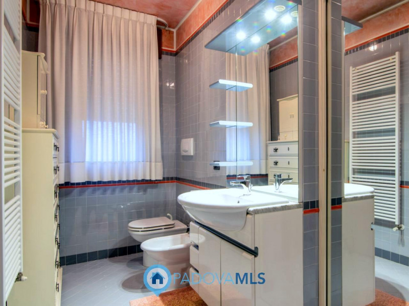 Immobile in esclusiva al Gruppo Padova MLS

In tranquillo quartiere residenziale, villa singola d...