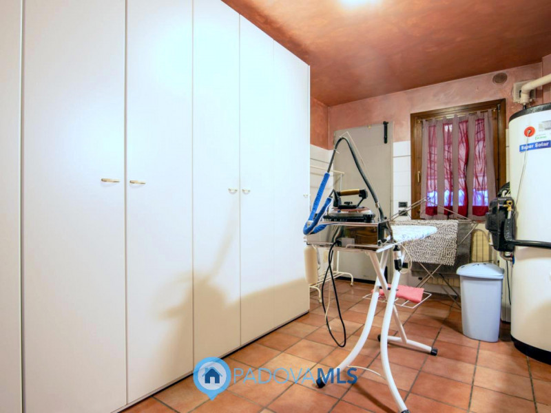 Immobile in esclusiva al Gruppo Padova MLS

In tranquillo quartiere residenziale, villa singola d...