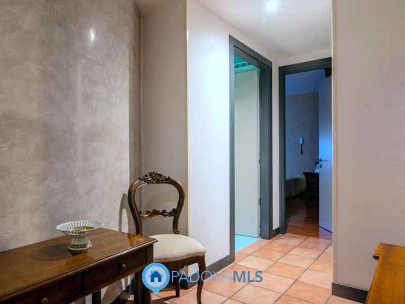 Immobile in esclusiva al Gruppo Padova MLS

In tranquillo quartiere residenziale, villa singola d...