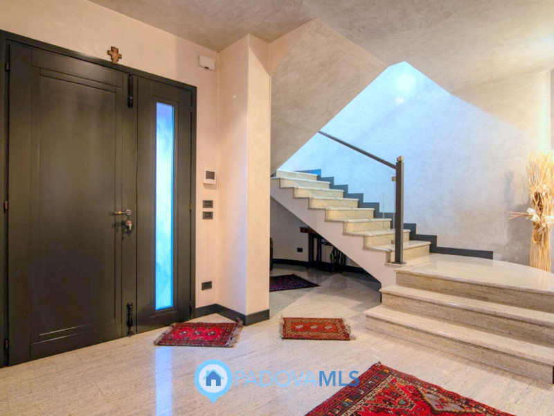 Immobile in esclusiva al Gruppo Padova MLS

In tranquillo quartiere residenziale, villa singola d...