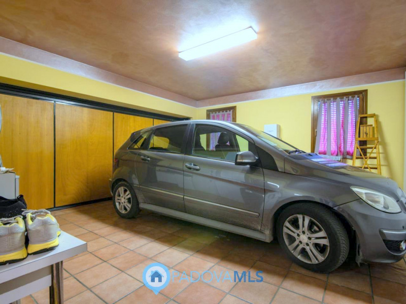 Immobile in esclusiva al Gruppo Padova MLS

In tranquillo quartiere residenziale, villa singola d...