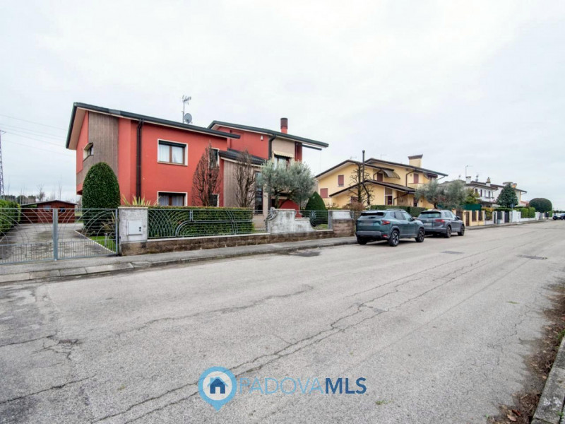 Immobile in esclusiva al Gruppo Padova MLS

In tranquillo quartiere residenziale, villa singola d...