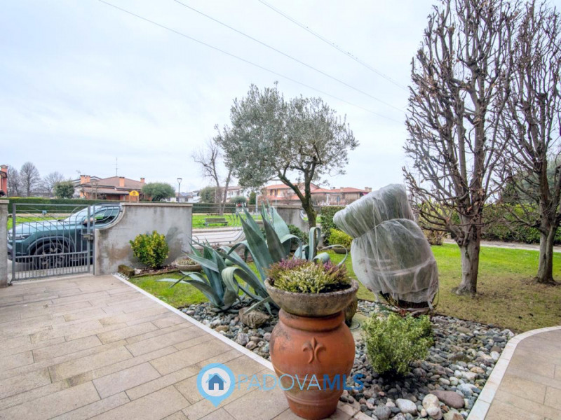 Immobile in esclusiva al Gruppo Padova MLS

In tranquillo quartiere residenziale, villa singola d...