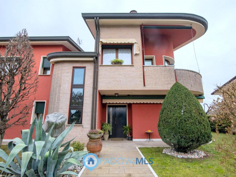 Immobile in esclusiva al Gruppo Padova MLS

In tranquillo quartiere residenziale, villa singola d...