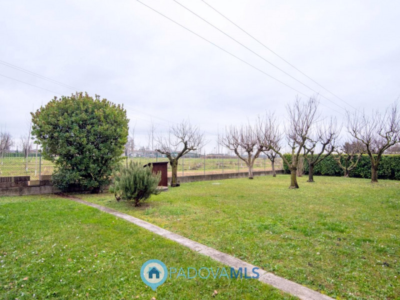Immobile in esclusiva al Gruppo Padova MLS

In tranquillo quartiere residenziale, villa singola d...