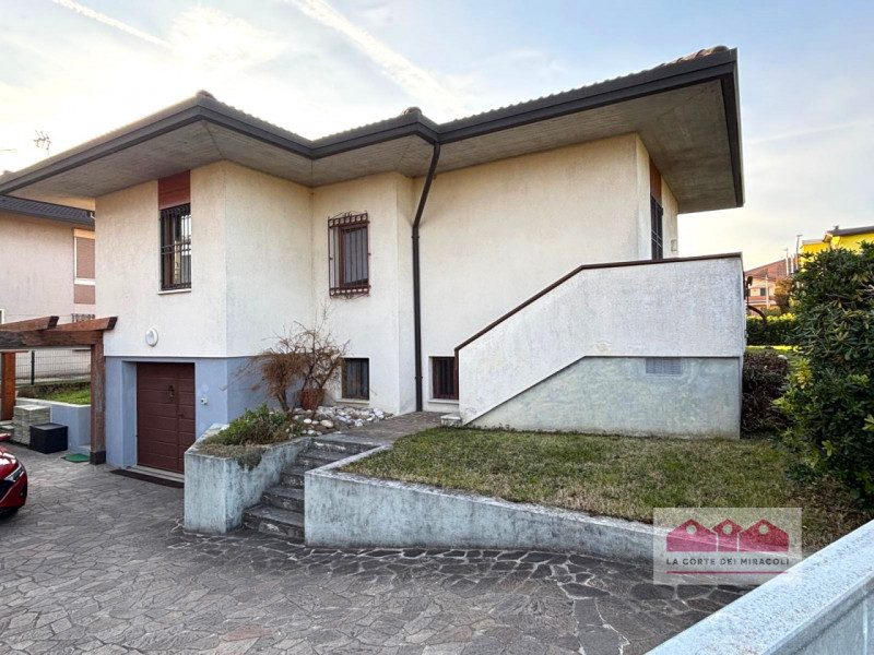 LAGHETTO: SINGOLA ANNI '70 DI 230 MQ SU DI LOTTO 600 MQ. INGRESSO CUCINA SOGGIORNO 3 CAMERE 2 BAG...