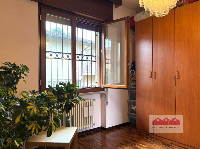 LAGHETTO: SINGOLA ANNI '70 DI 230 MQ SU DI LOTTO 600 MQ. INGRESSO CUCINA SOGGIORNO 3 CAMERE 2 BAG...