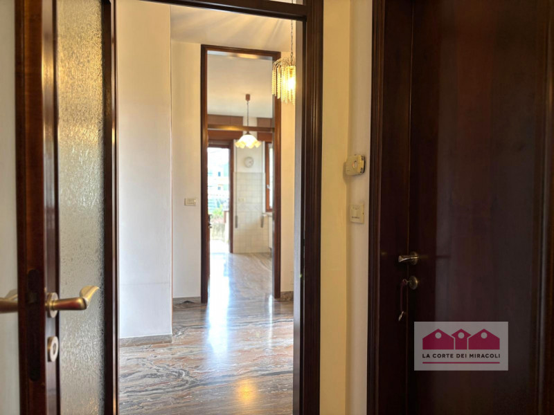 LAGHETTO: SINGOLA ANNI '70 DI 230 MQ SU DI LOTTO 600 MQ. INGRESSO CUCINA SOGGIORNO 3 CAMERE 2 BAG...