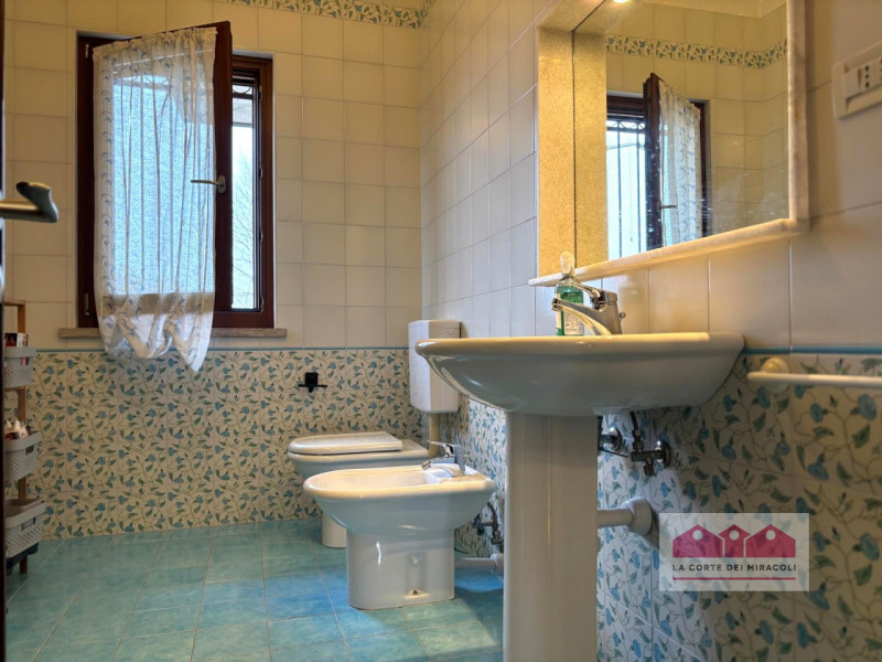 LAGHETTO: SINGOLA ANNI '70 DI 230 MQ SU DI LOTTO 600 MQ. INGRESSO CUCINA SOGGIORNO 3 CAMERE 2 BAG...