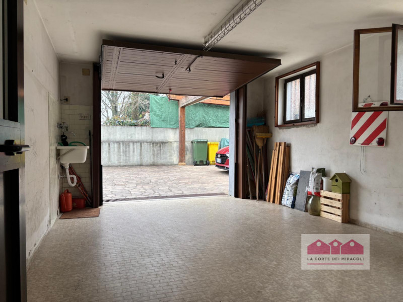 LAGHETTO: SINGOLA ANNI '70 DI 230 MQ SU DI LOTTO 600 MQ. INGRESSO CUCINA SOGGIORNO 3 CAMERE 2 BAG...