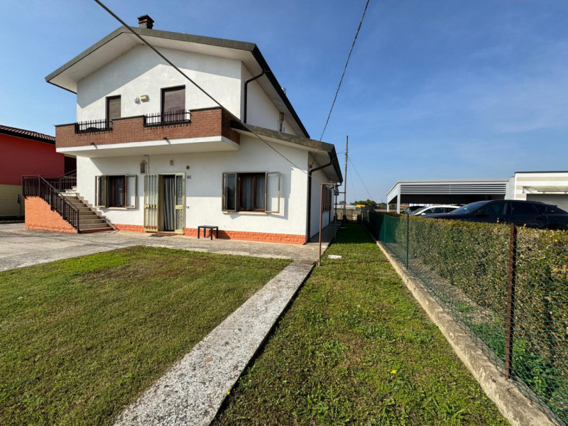 COMPOSIZIONE:
Appartamento al piano terra, parzialmente ristrutturato, si compone da un luminoso ...