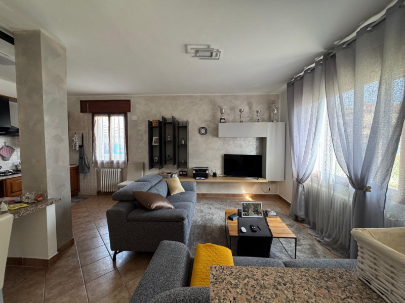 COMPOSIZIONE:
Appartamento al piano terra, parzialmente ristrutturato, si compone da un luminoso ...