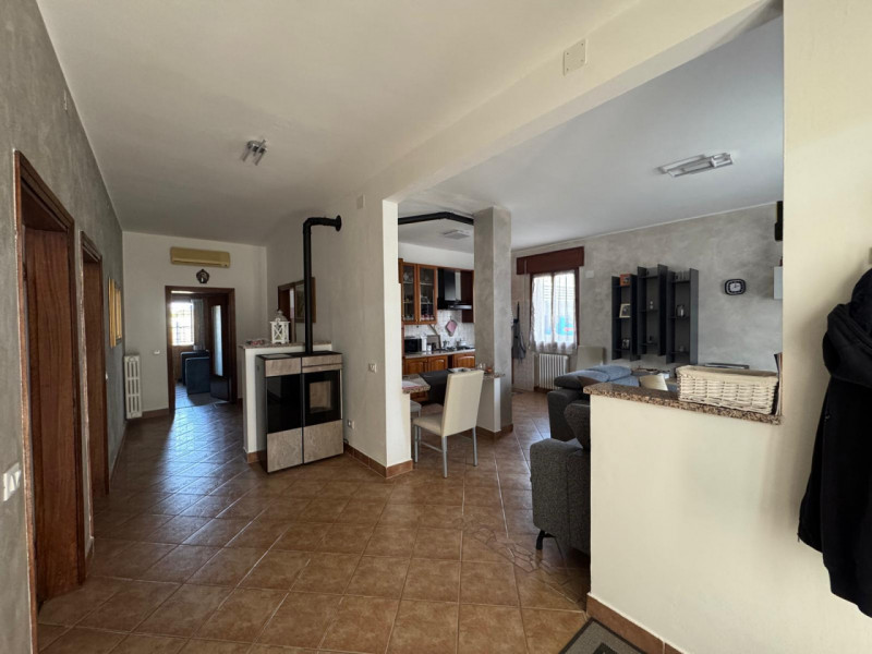 COMPOSIZIONE:
Appartamento al piano terra, parzialmente ristrutturato, si compone da un luminoso ...