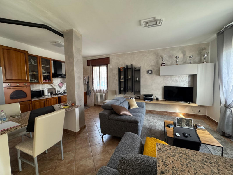 COMPOSIZIONE:
Appartamento al piano terra, parzialmente ristrutturato, si compone da un luminoso ...