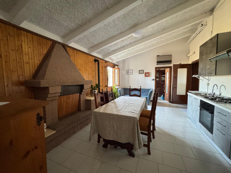 COMPOSIZIONE:
Appartamento al piano terra, parzialmente ristrutturato, si compone da un luminoso ...