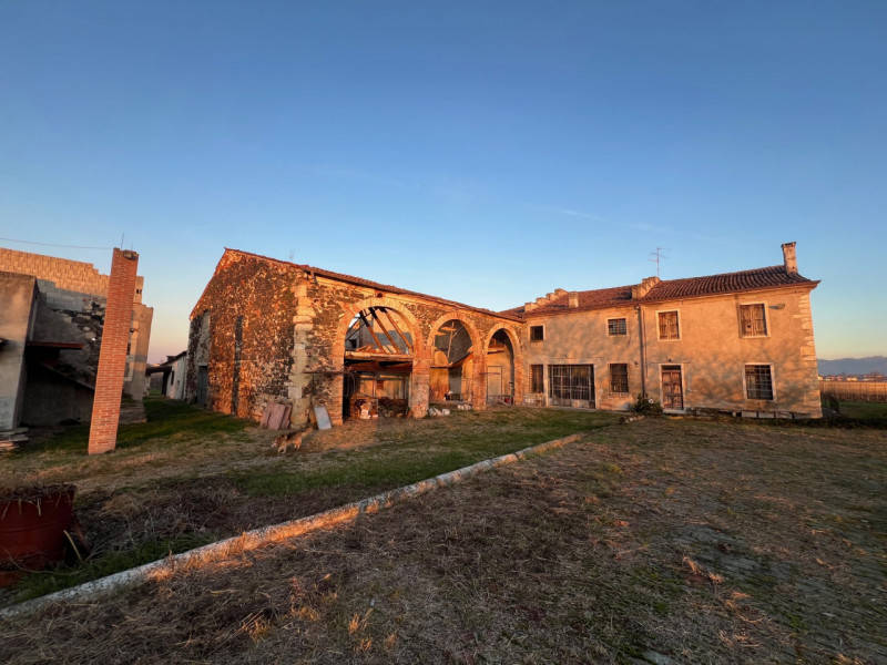 Nel cuore della campagna veneta, nella tranquilla frazione di Almisano nel comune di Lonigo, prop...