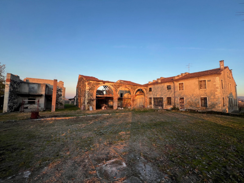 Nel cuore della campagna veneta, nella tranquilla frazione di Almisano nel comune di Lonigo, prop...