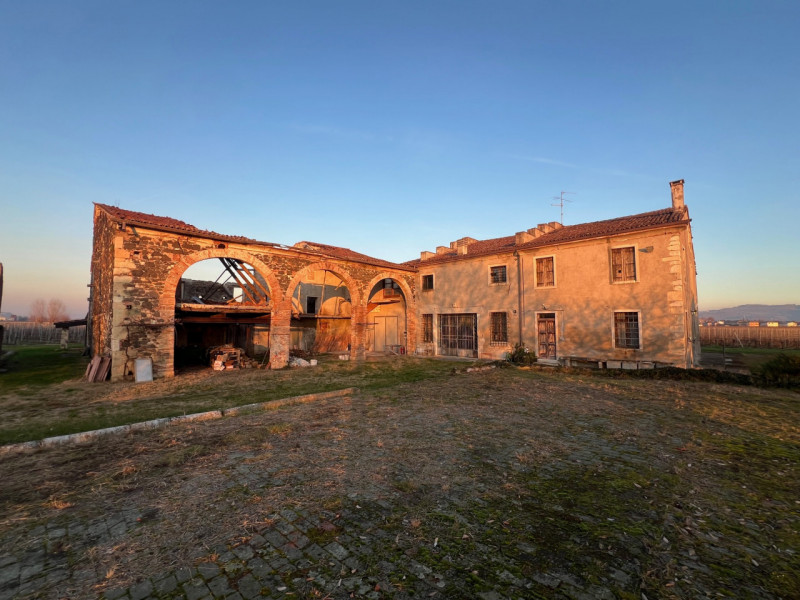 Nel cuore della campagna veneta, nella tranquilla frazione di Almisano nel comune di Lonigo, prop...