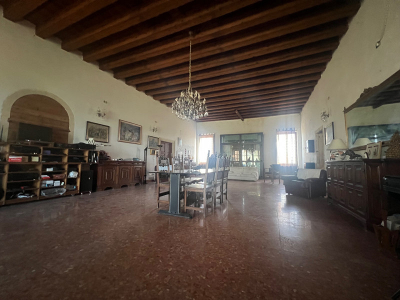 Nel cuore della campagna veneta, nella tranquilla frazione di Almisano nel comune di Lonigo, prop...