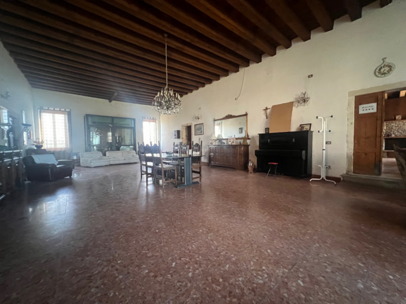 Nel cuore della campagna veneta, nella tranquilla frazione di Almisano nel comune di Lonigo, prop...