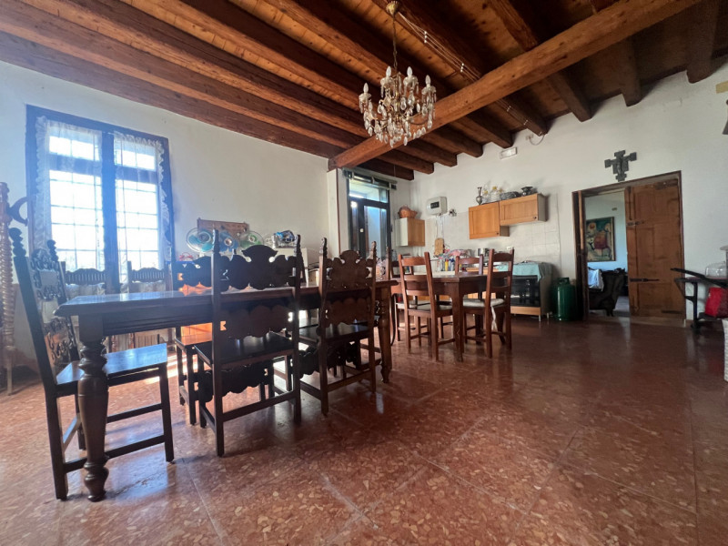 Nel cuore della campagna veneta, nella tranquilla frazione di Almisano nel comune di Lonigo, prop...