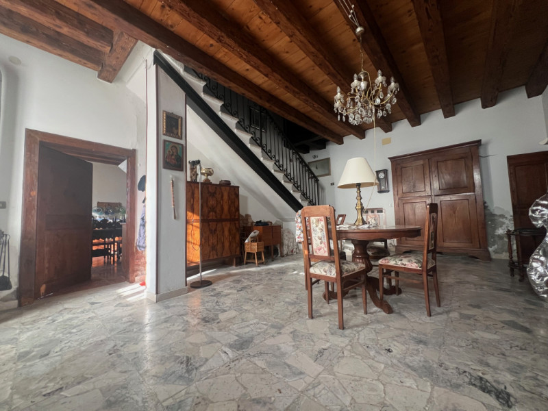 Nel cuore della campagna veneta, nella tranquilla frazione di Almisano nel comune di Lonigo, prop...