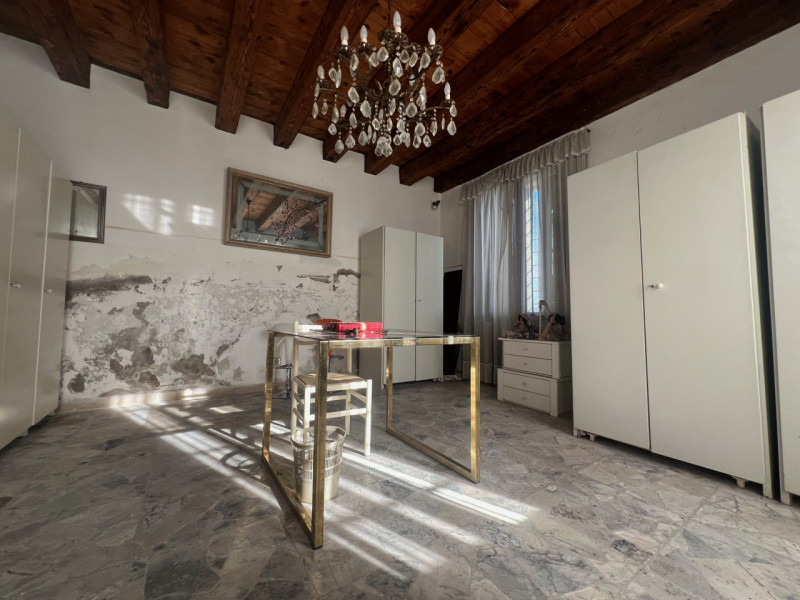 Nel cuore della campagna veneta, nella tranquilla frazione di Almisano nel comune di Lonigo, prop...