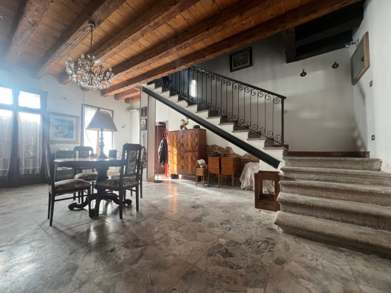 Nel cuore della campagna veneta, nella tranquilla frazione di Almisano nel comune di Lonigo, prop...