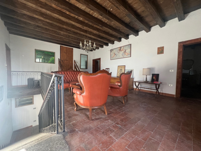 Nel cuore della campagna veneta, nella tranquilla frazione di Almisano nel comune di Lonigo, prop...