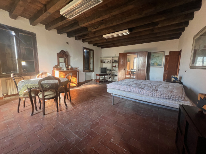 Nel cuore della campagna veneta, nella tranquilla frazione di Almisano nel comune di Lonigo, prop...