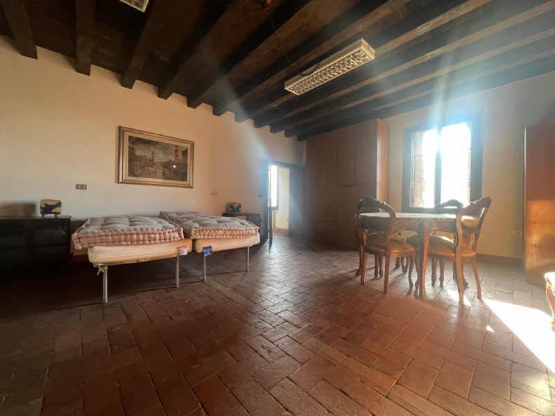 Nel cuore della campagna veneta, nella tranquilla frazione di Almisano nel comune di Lonigo, prop...