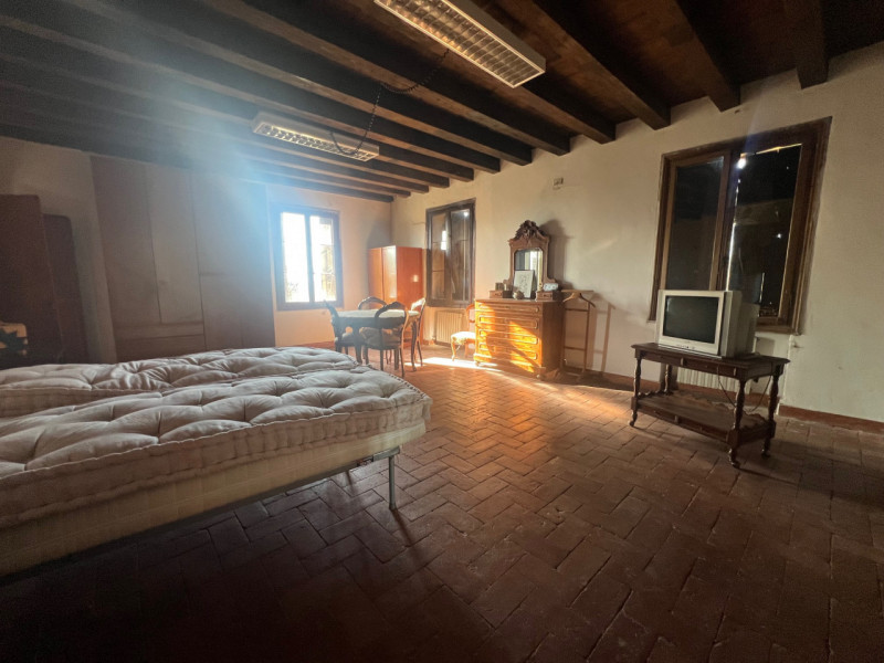 Nel cuore della campagna veneta, nella tranquilla frazione di Almisano nel comune di Lonigo, prop...