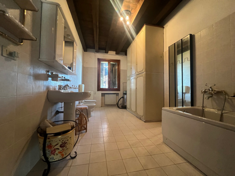 Nel cuore della campagna veneta, nella tranquilla frazione di Almisano nel comune di Lonigo, prop...