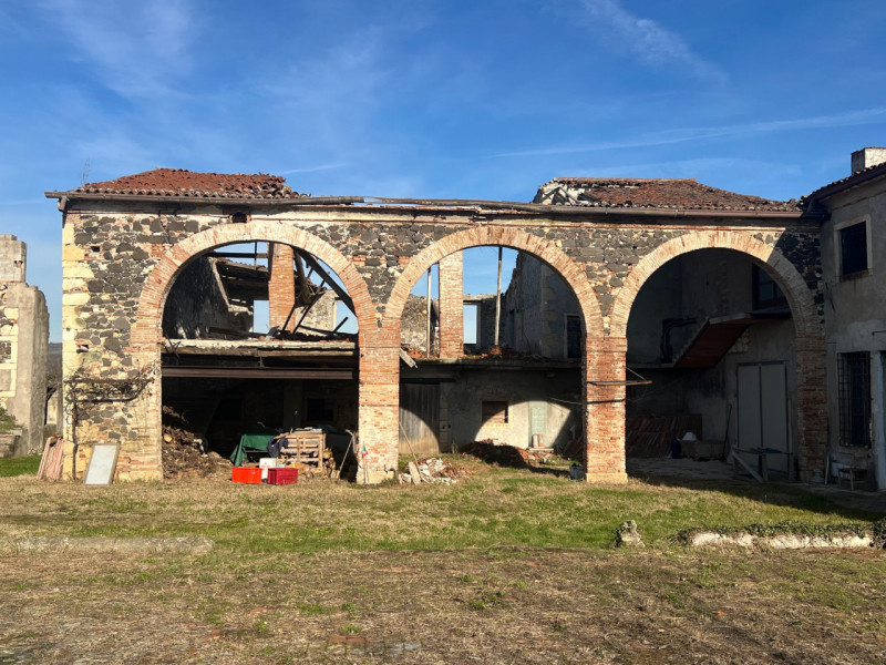 Nel cuore della campagna veneta, nella tranquilla frazione di Almisano nel comune di Lonigo, prop...