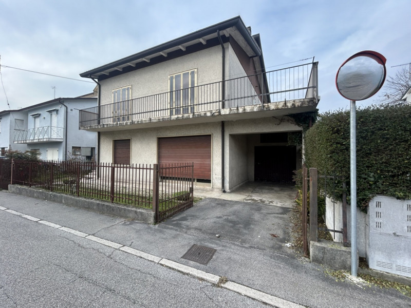 Due famiglie, un’unica opportunità: casa singola in centro a Mestrino da reinventare su misura

N...