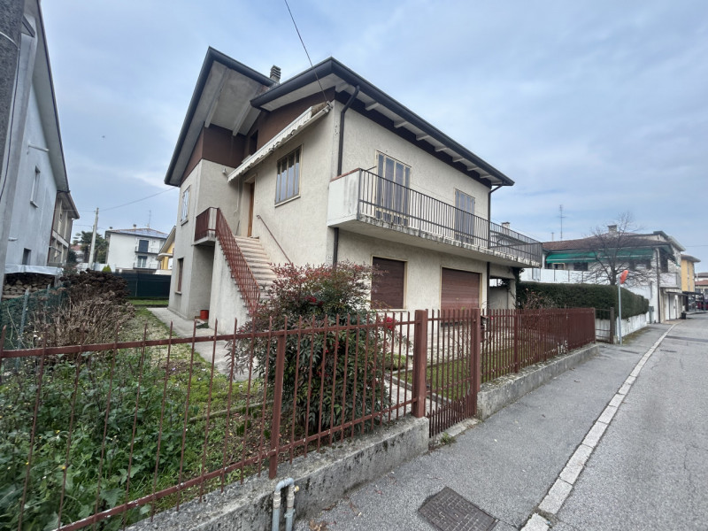 Due famiglie, un’unica opportunità: casa singola in centro a Mestrino da reinventare su misura

N...