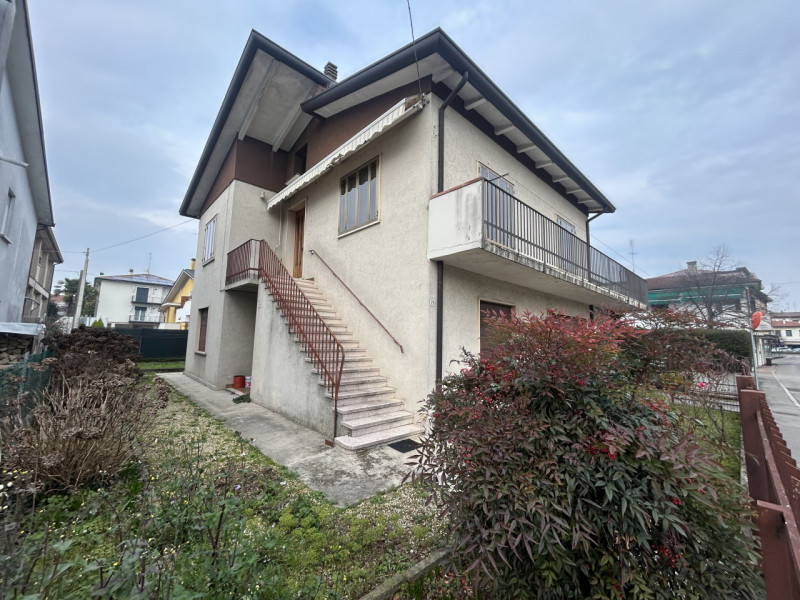 Due famiglie, un’unica opportunità: casa singola in centro a Mestrino da reinventare su misura

N...