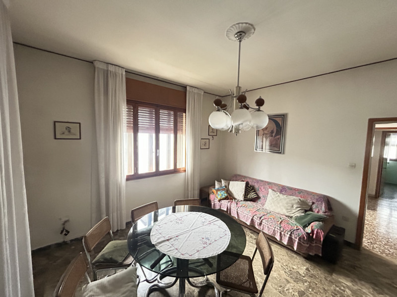 Due famiglie, un’unica opportunità: casa singola in centro a Mestrino da reinventare su misura

N...