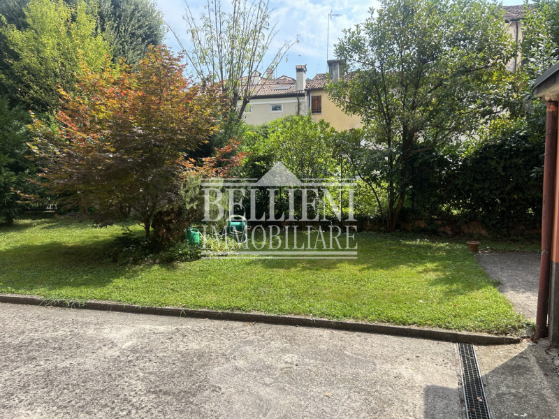 SAN ROCCO - Proponiamo in vendita una casa singola con giardino. L'immobile è composto da una uni...