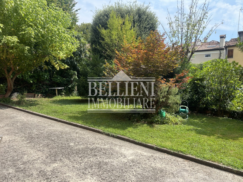 SAN ROCCO - Proponiamo in vendita una casa singola con giardino. L'immobile è composto da una uni...