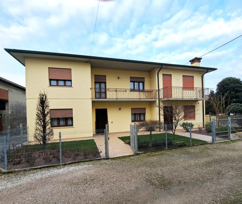 QUINTO VICENTINO, Valproto, interessante opportunità per una/due famiglie, vendesi intera villett...