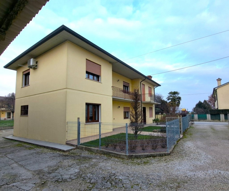 QUINTO VICENTINO, Valproto, interessante opportunità per una/due famiglie, vendesi intera villett...