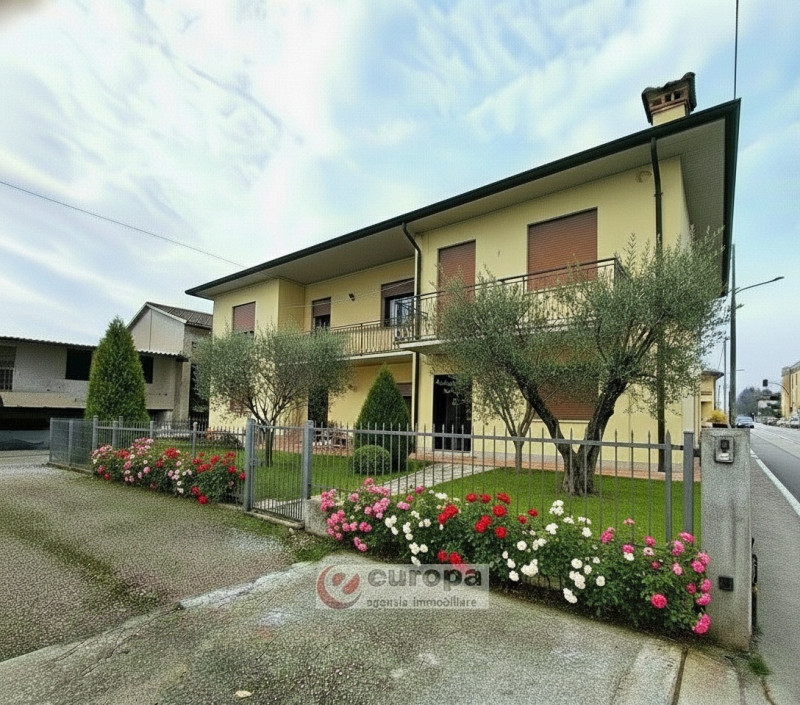 QUINTO VICENTINO, interessante opportunità per una/due famiglie, vendesi intera villetta bifamili...