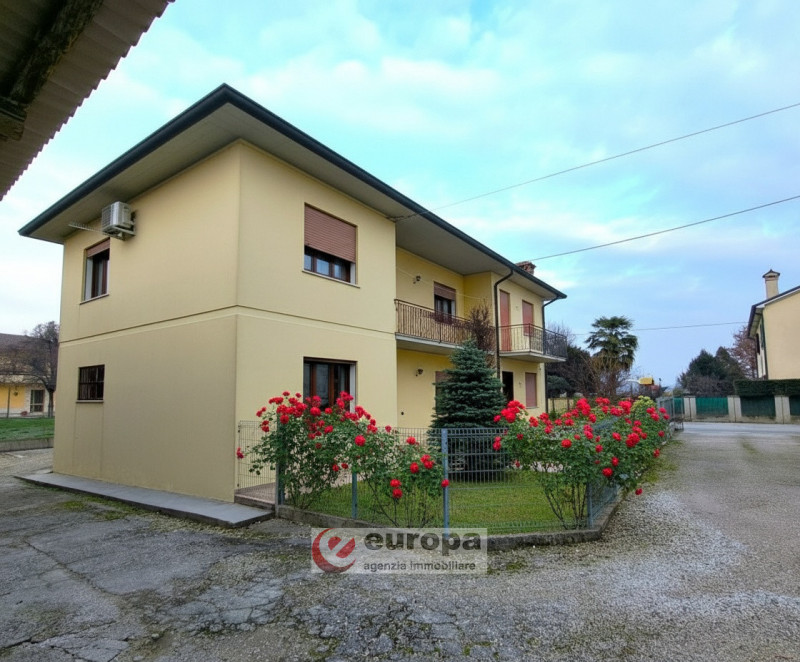 QUINTO VICENTINO, Valproto, interessante opportunità per una/due famiglie, vendesi intera villett...