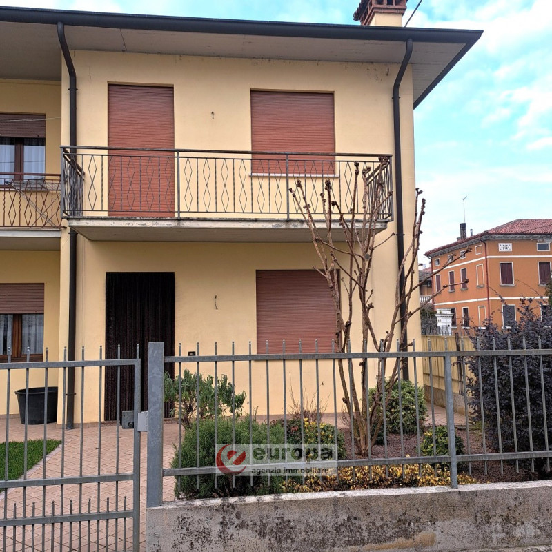 QUINTO VICENTINO, interessante opportunità per una/due famiglie, vendesi intera villetta bifamili...