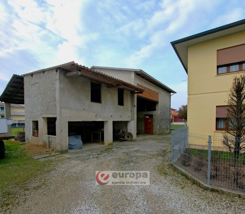 QUINTO VICENTINO, interessante opportunità per una/due famiglie, vendesi intera villetta bifamili...